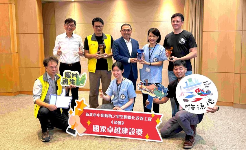 《圖說》新北市政府農業局三項工程獲2025國家卓越建設獎肯定，今日於市政會議獻獎與市長侯友宜分享榮耀，左一農業局長諶錫輝、右二動保處長楊淑方。〈農業局提供〉