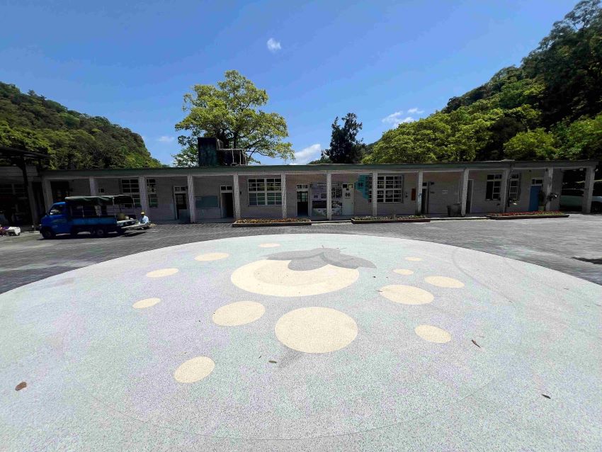 《圖說》紫東社區遊程休憩點設置「抿石子螢火蟲入口意象地坪」，兼具美觀與安全。〈農業局提供〉