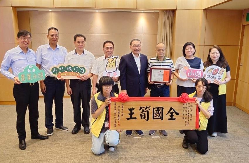 《圖說》新店區農友陳能恭(右3)獲全國優質安全綠竹筍驗證評鑑「產銷履歷組」冠軍，今日於市政會議獻獎予市長。〈農業局提供〉
