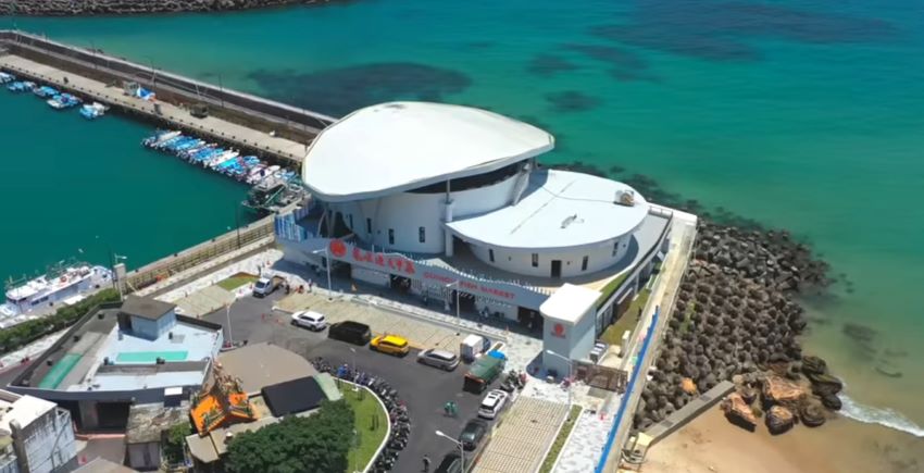 《圖說》龜吼漁夫市集以萬里蟹為設計意象，圓弧鋼構屋頂象徵蟹殼身形。〈農業局提供〉