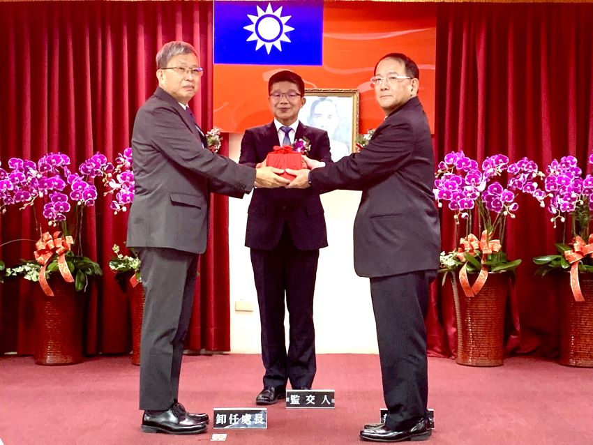 徐進福接任台電北西處長 穩定供電強調三大方向 1 《圖說》新任處長徐進福自卸任處長柴建業手中接過印信,接棒領導。〈北西區處提供〉