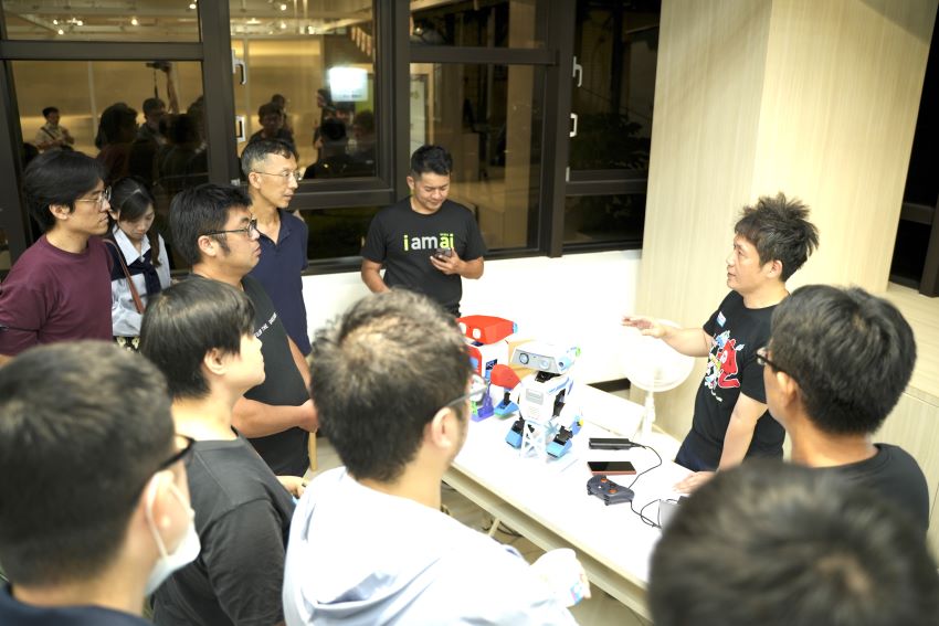 因應AI學習風潮來襲 新北加開 NVIDIA 官方認證課程 3 《圖說》新北青年局 NVIDIA 認證課程系列活動之《人工智慧社群之夜》,現場設置機器人互動體驗,民眾熱烈參與交流。〈青年局提供〉