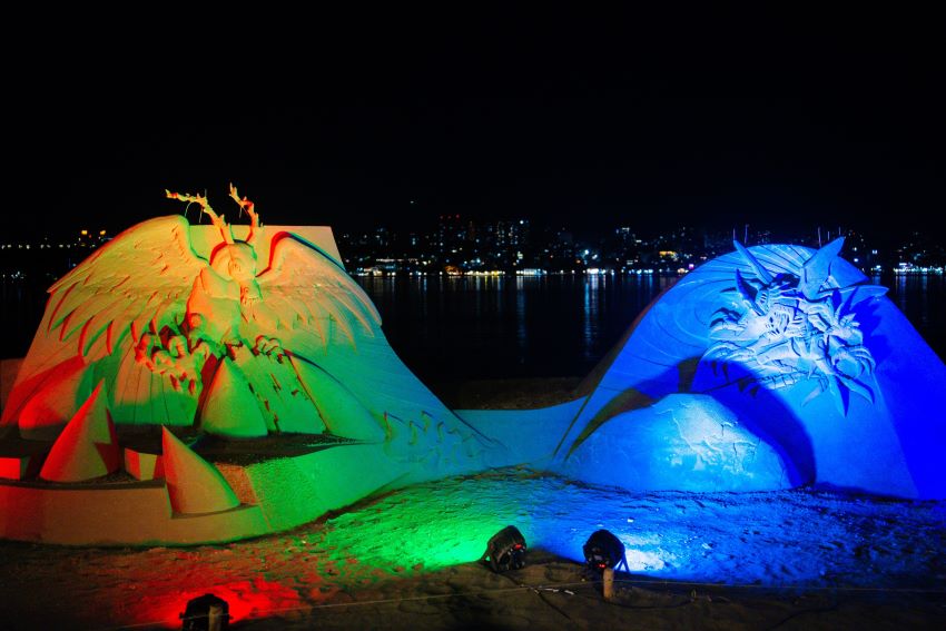 《圖說》八里城市沙雕展夜間點燈光雕藝術裝置。〈高灘處提供〉