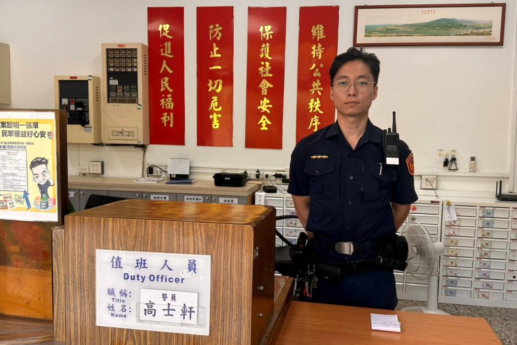 老翁命懸屋簷外牆險墜 淡水警消合力拉回脫險 1 %E9%AB%98%E5%A3%AB%E8%BB%92