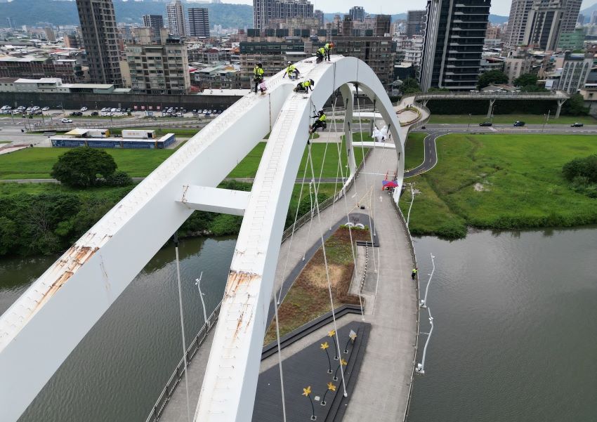 《圖說》為確保新月橋安全+高灘處辦理橋梁銲道改善作業。〈高灘處提供〉