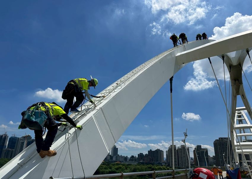 《圖說》新月橋銲道改善須依賴工業繩索技術員以懸吊方式進場作業。〈高灘處提供〉