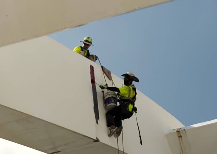 《圖說》橋拱銲道改善工程程序繁複+含手工除鏽及三道防蝕塗裝作業。〈高灘處提供〉