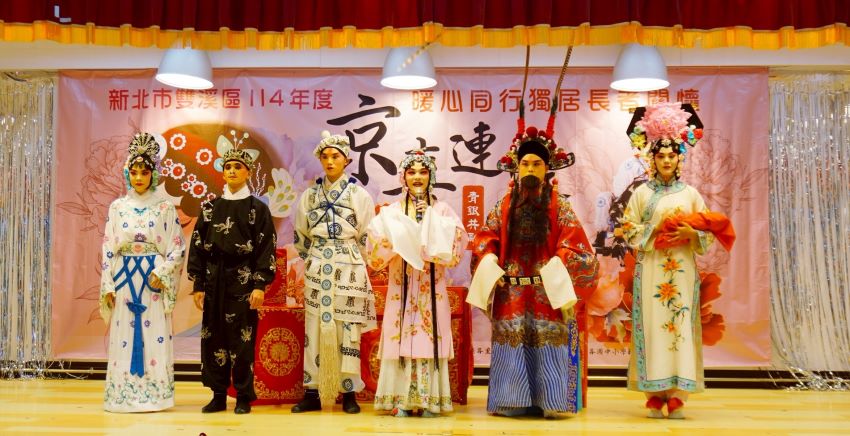 《圖說》藝人合影。〈雙溪區公所提供〉