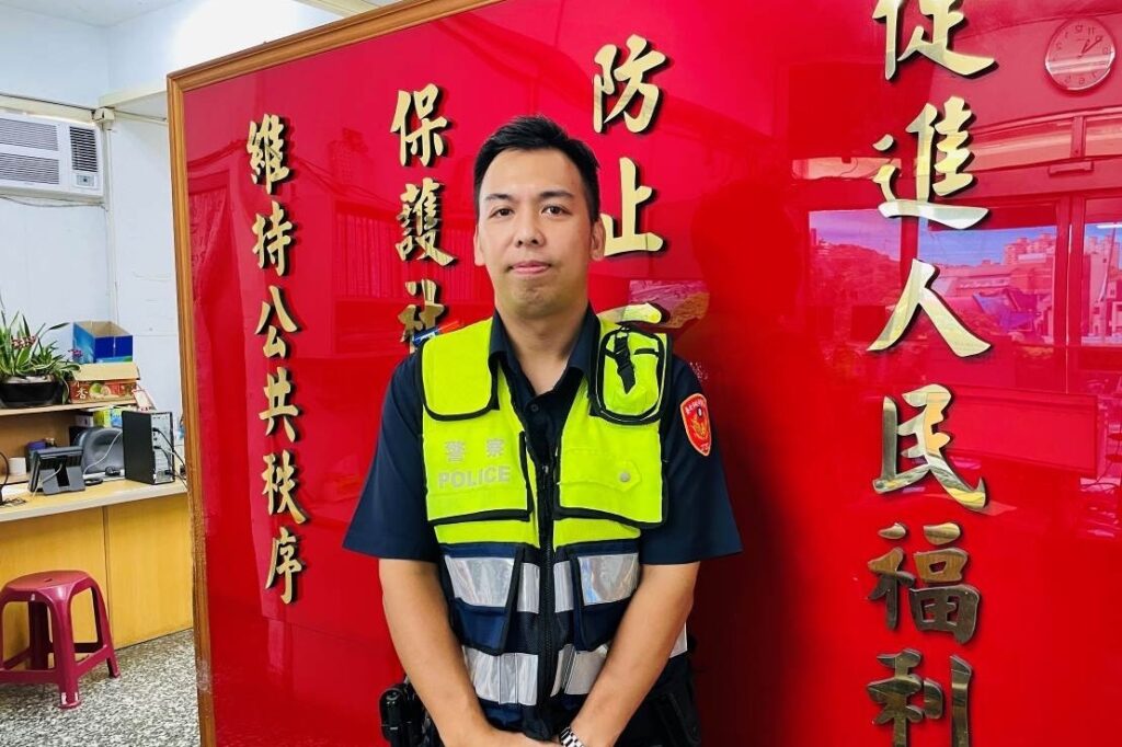 失智翁豔陽下曝曬 北投警即時伸援 1 %E9%BB%83%E6%B3%B0%E5%BF%97