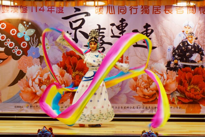 《圖說》「台上一分鐘，台下十年功」的精彩演出也成功吸引眾人目光，帶來滿滿的藝術感動與人文關懷。〈雙溪區公所提供〉