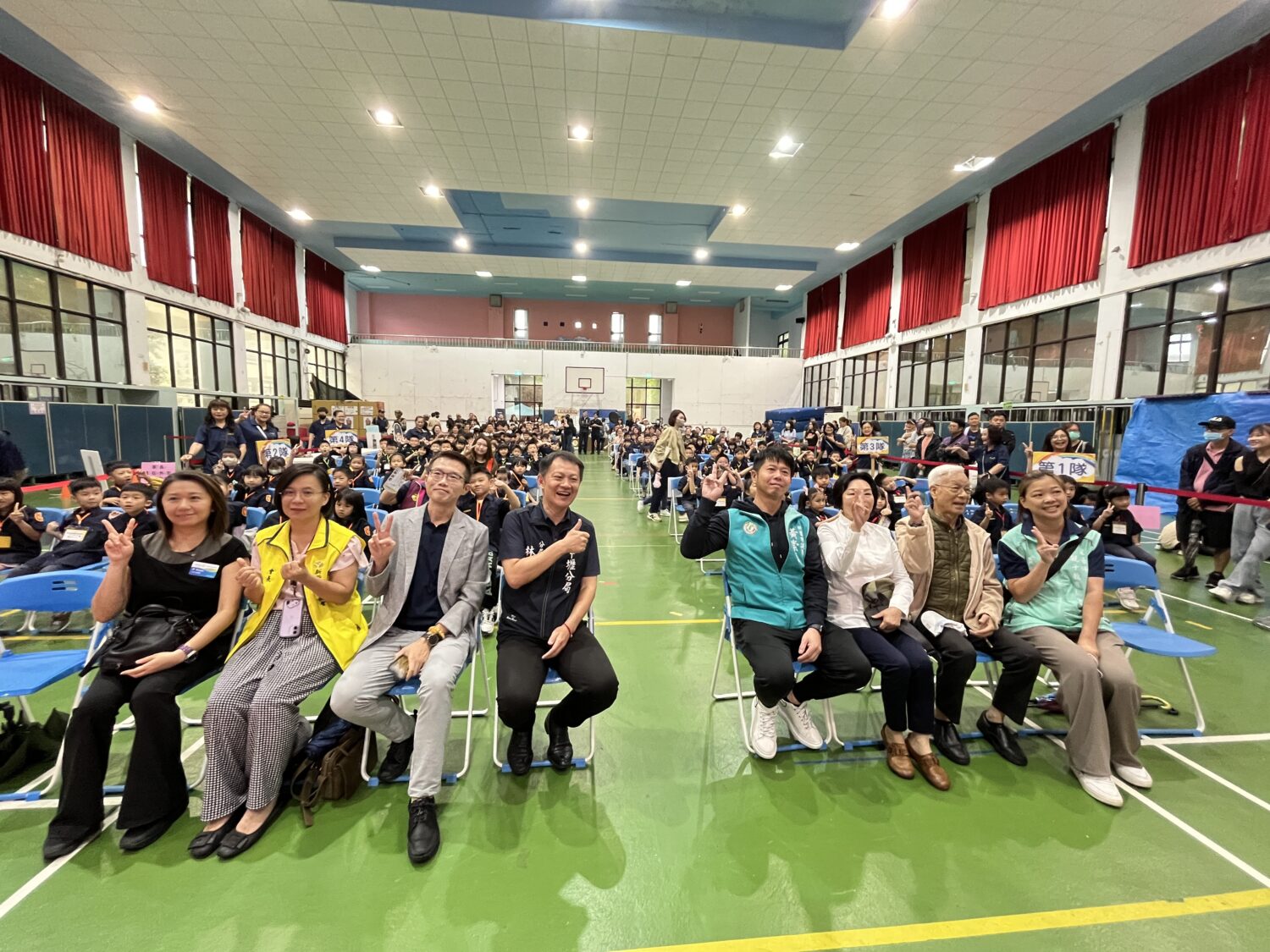 「小小警察營」25日於桃園市中壢區新街國小登場，小朋友們通通化身「小警察」，進行一連串闖關活動。（圖／記者崔兆慧 攝）