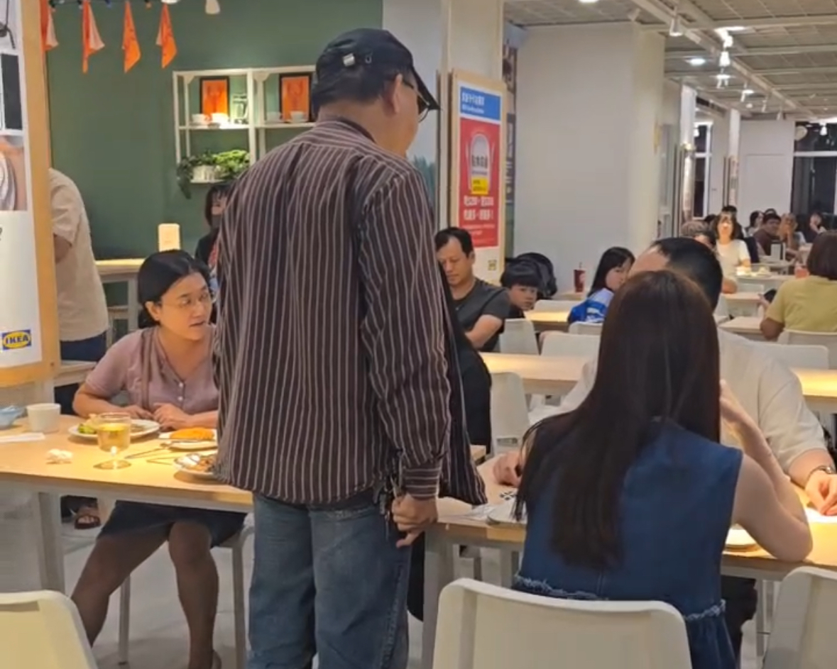 高雄IKEA用餐區驚傳持刀恐嚇事件，畫面中可見身穿條紋襯衫男子情緒激動站起，疑似手持牛排刀與隔壁桌理論。（圖/記者王巧容攝）