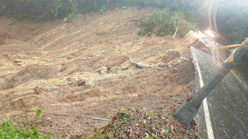 《圖說》汐止區長青路210巷因雨勢不斷,造成邊坡土石滑落,影響通行,養工處立即調派人員及機具到現場搶修。〈工務局提供〉