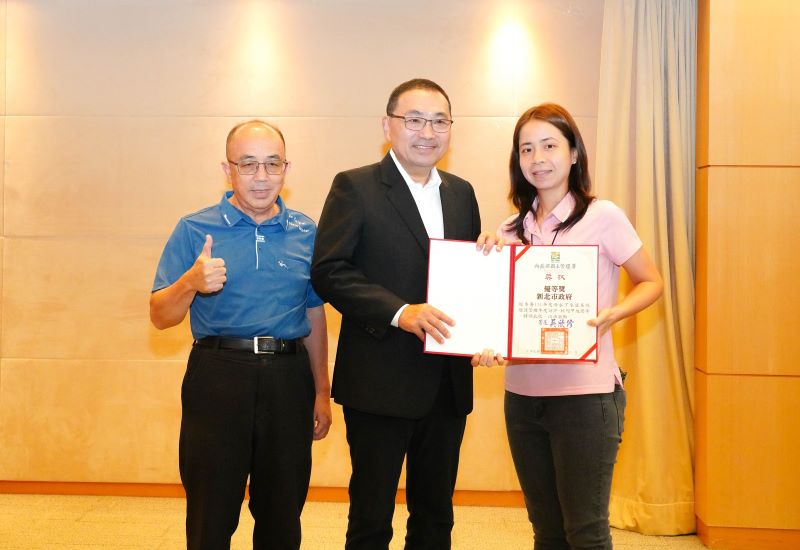 《圖說》114年度雨水下水道系統維護管理訪評新北市政府獲國土署優等肯定,今日市政會議獻獎,市長與水利局長宋德仁(左)、科長游蕙綾(右)合影。〈水利局提供〉