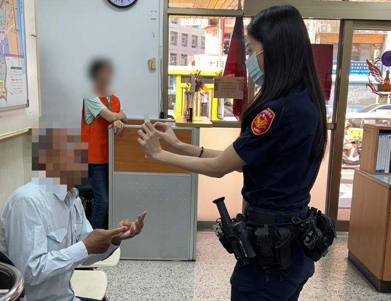 《圖說》副所長高舒妍、警員張司弘透過系統查詢成功聯絡上簡男家屬。〈海山分局提供〉