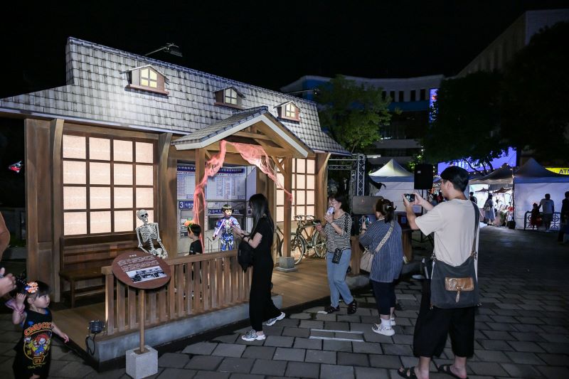 《圖說》2024年以「枋橋時代」為主題，將過去板橋地區重要歷史記憶重現，打造為互動藝術裝置，讓民眾穿梭古今，回到1900年的枋橋時代。〈經發局提供〉