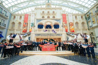 現場過百名美高梅團隊成員共同見證這一喜悅時刻，氣氛熱烈溫馨