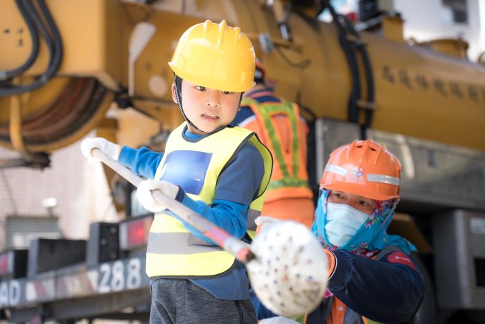 《圖說》小小清潔隊員體驗水溝清淤作業。〈環保局提供〉